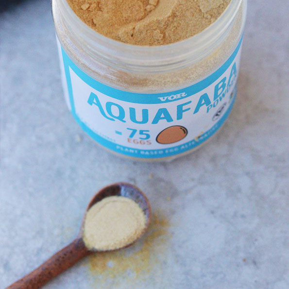 Aquafaba - pulver - torkat avkok från kikärtor - Söders Gourmet - Fridas Vegobak - burken med en sked