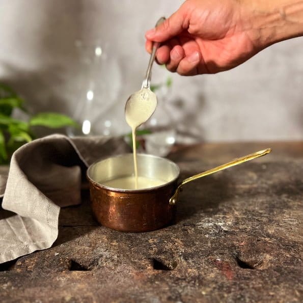 Att göra en riktigt bra vitvinssås är inte svårt, det tar bara tid. Mestadels av tiden går till att göra själva fonden. Du kan göra en vitvinssås på kycklingfond, fiskfond eller som i det här receptet: En skaldjursfond. Vi valde skaldjursfond inte bara för att det blir en underbar grund till en sås utan också för att vi åt havskräftor dagen innan och sparade skalen. Så här kommer receptet på hur du gör en Vitvinssås på egen skaldjursfond. Av Johan Heibert Gastronomi