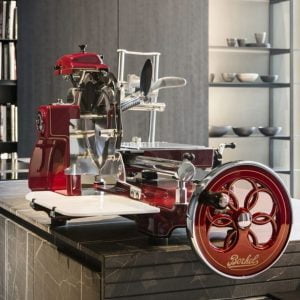 Exklusivitet möter funktion i Berkel B3 Exclusive Röd skärmaskin. En ikonisk köksapparat som erbjuder oslagbar precision och en lyxig känsla.