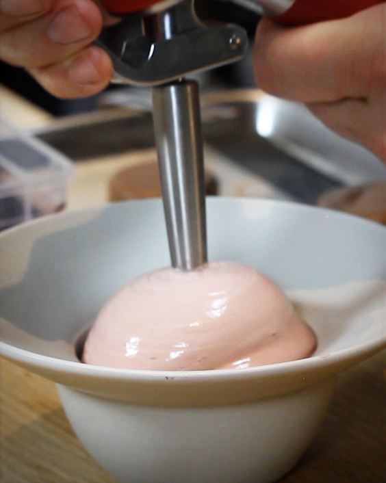 Nyårsdessert - Chokladbavaroise med karamelliserade pekannötter, blåbär och hallonskum