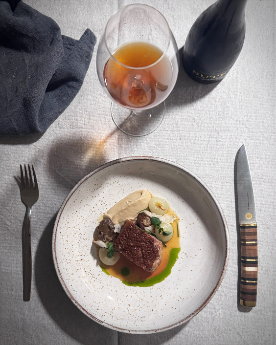 Nyårsvarmrätt Ankbröst med äpple, lök, miso och jordärtskocka