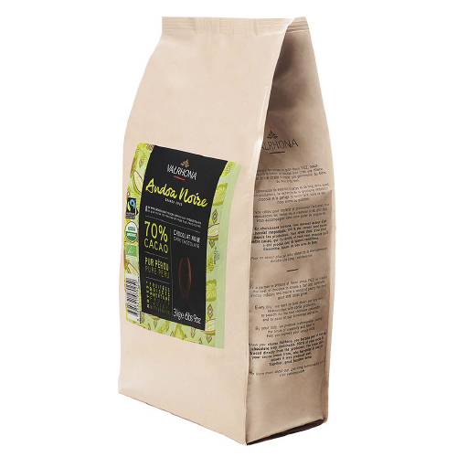 Valrhona Andoa Noir 70 % EKO 3 kg – ekologisk mörk choklad i pellets från Peru med friska citrustoner. För praliner och dessert.