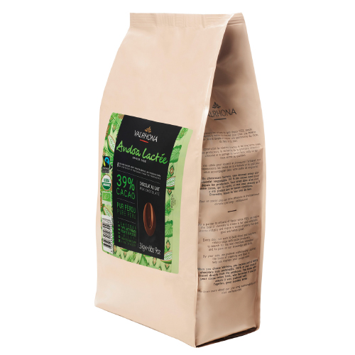 Valrhona Andoa Lait 39% EKO 3 kg – ekologisk Fairtrade-certifierad mjölkchoklad i pellets för praliner, ganache, glass och dessert.