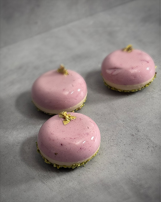 Pistage- och hallonbakelser med spegelblank glaze