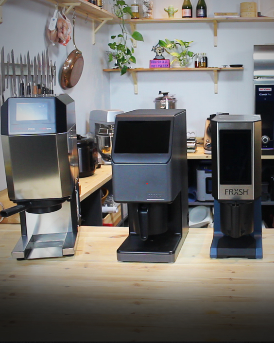 Vad är en professionell glassmaskin och hur fungerar den? Lär dig skillnader, teknik och hur restauranger gör krämig glass och sorbet.